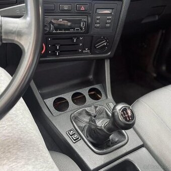 BMW E30 - Držák budíku (Popelník)