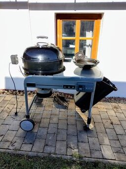 Gril Weber Performance na dřevěné uhlí