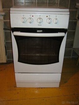 Elektrický funkční plotýnkový sporák AMICA model EE5160