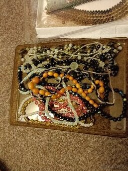 náhrdelníky z korálků,límce ,korále