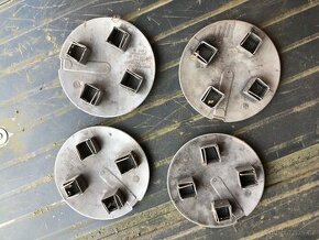 VW Golf 2  plastové pokličky na disky