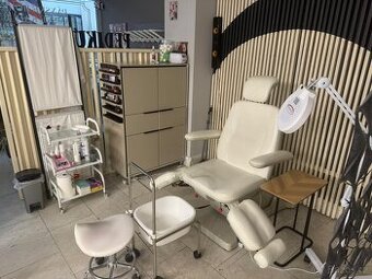 Pronajmu plně vybavené pedikérské místo - 1