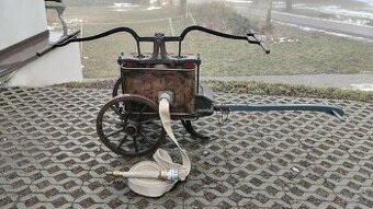 Historická dvoukolová ruční hasičská stříkačka