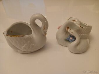 Keramické labutě.