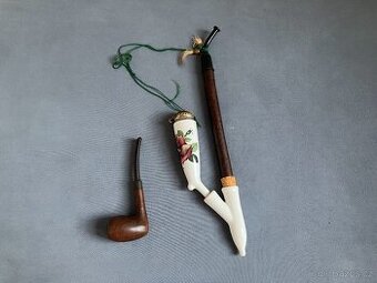 Retro porcelánová fajfka s motivem růže a dřevěná fajfka