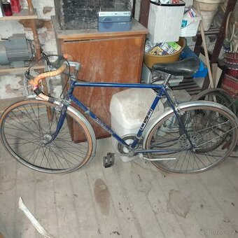 Závodní kolo favorit