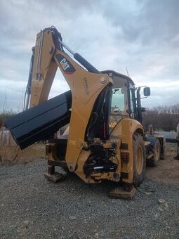 Obsluha na traktorbagr