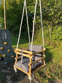 Dřevěná zahradní houpačka