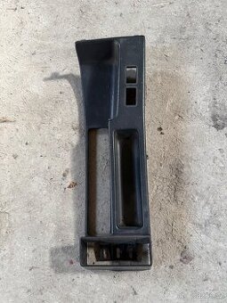 E30 - kryt okolo ruční brzdy