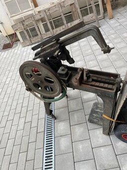 Funkční pila s litinovym podstavcem.