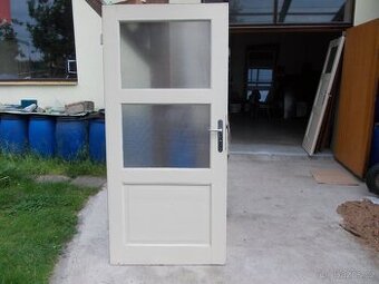 Dveře dřevěné, výplňové, 2/3 sklo, pravé včetně zárubně. - 1
