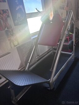 Posilovací fitness stroj hacken dřep a legpress