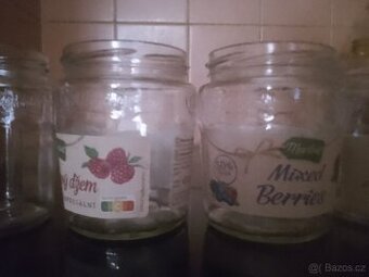 Skleničky od marmelády Maribel bez víček 270 kusů.