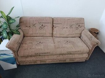 rozkládací sedačka s křeslya stolkem