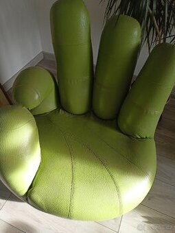 Otočné křeslo ve tvaru ruky