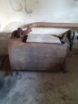 Plynový kotel(bílý) a kotel na tuhá paliva