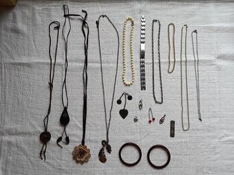 Bižuterie a doplňky. Náramek, řetízek, přívěšky..