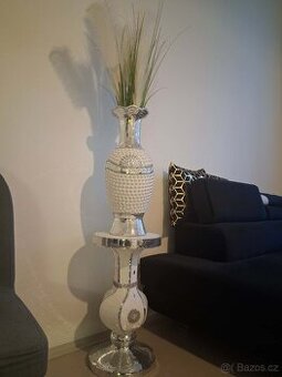 Nabízím Vazu +podstavec +koberec