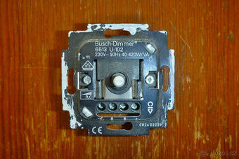 Přístroj stmívače pro tlačítkové spínání a otoč. ovládání