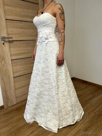 Krajkové svatební šaty