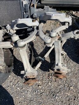 Audi S8 D3 - originální přední alu těhlice