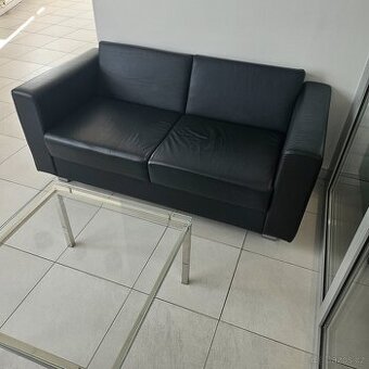 Černá kožená dvoumístná pohovka