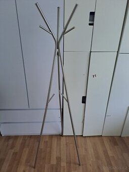 Stojanový kovový věšák IKEA – elegantní matná stříbrná