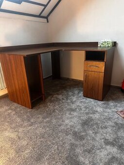 Rohový stůl ve tvaru L – barva ořech, rozměry 130 × 130 cm