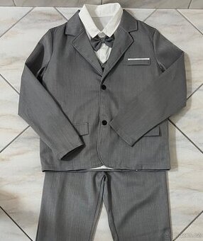 Nový pětidílný chlapecký oblek.