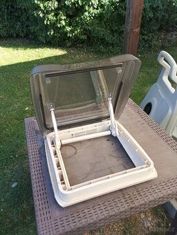 Střešní okno do karavanu