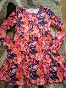 nové šaty s květy