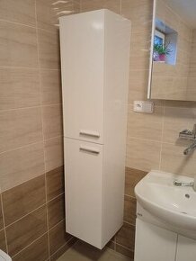 Závěsná koupelnová skříňka vysoká