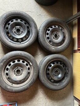 Prodam 4.ks plechovych disku s pneu 205/55R16