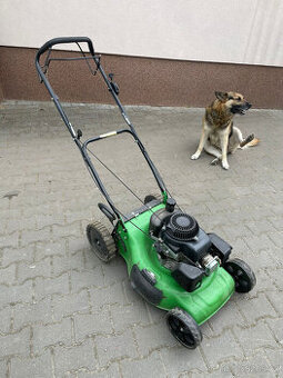 Benzínová sekačka s pojezdem
