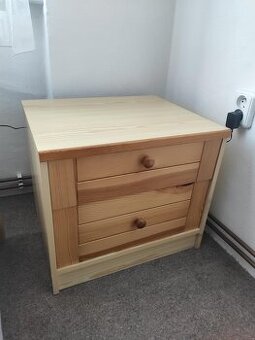 Masivní noční stolek 53x46.