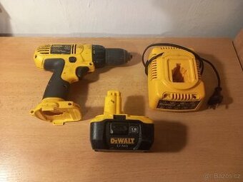 Vrtačka nabíječka a baterie Dewalt na díly