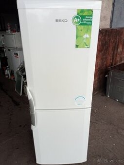 Lednička Beko ( 3 šuplíky mrazák )