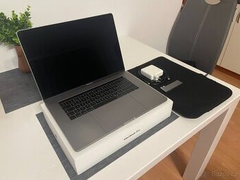 MacBook Pro 15" 2017 i7 / 16GB / 512GB / Pro 560