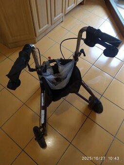 Chodítko pro seniory tříkolka.