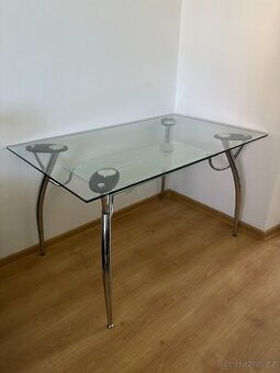 Skleněný jídelní stůl