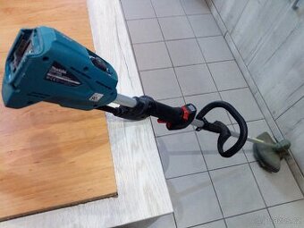 Aku strunový vyžínač Makita