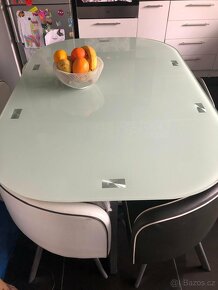 Skleněný stul a židle