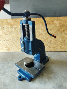 Ruční vřetenový lis po repasi