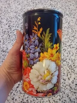 Stará plechovka od kávy s květy