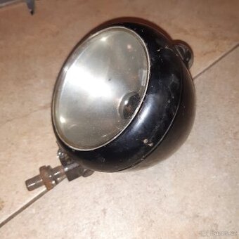 Predni světlo na motokolo