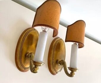 Párové staré nástěnné mosazné lampy na zeď