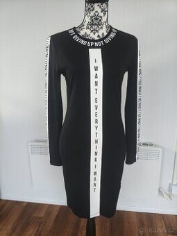 Černé šaty s potiskem H&M vel. 38