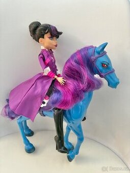 Monster high ředitelka Krváková a kůň