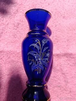 Modrá skleněná váza s květinami