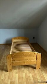 Dřevěná postel s roštem